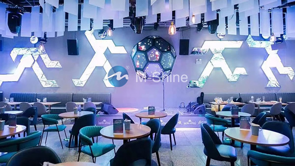 人形室內(nèi)LED顯示屏，啤酒俱樂部，廣州，中國